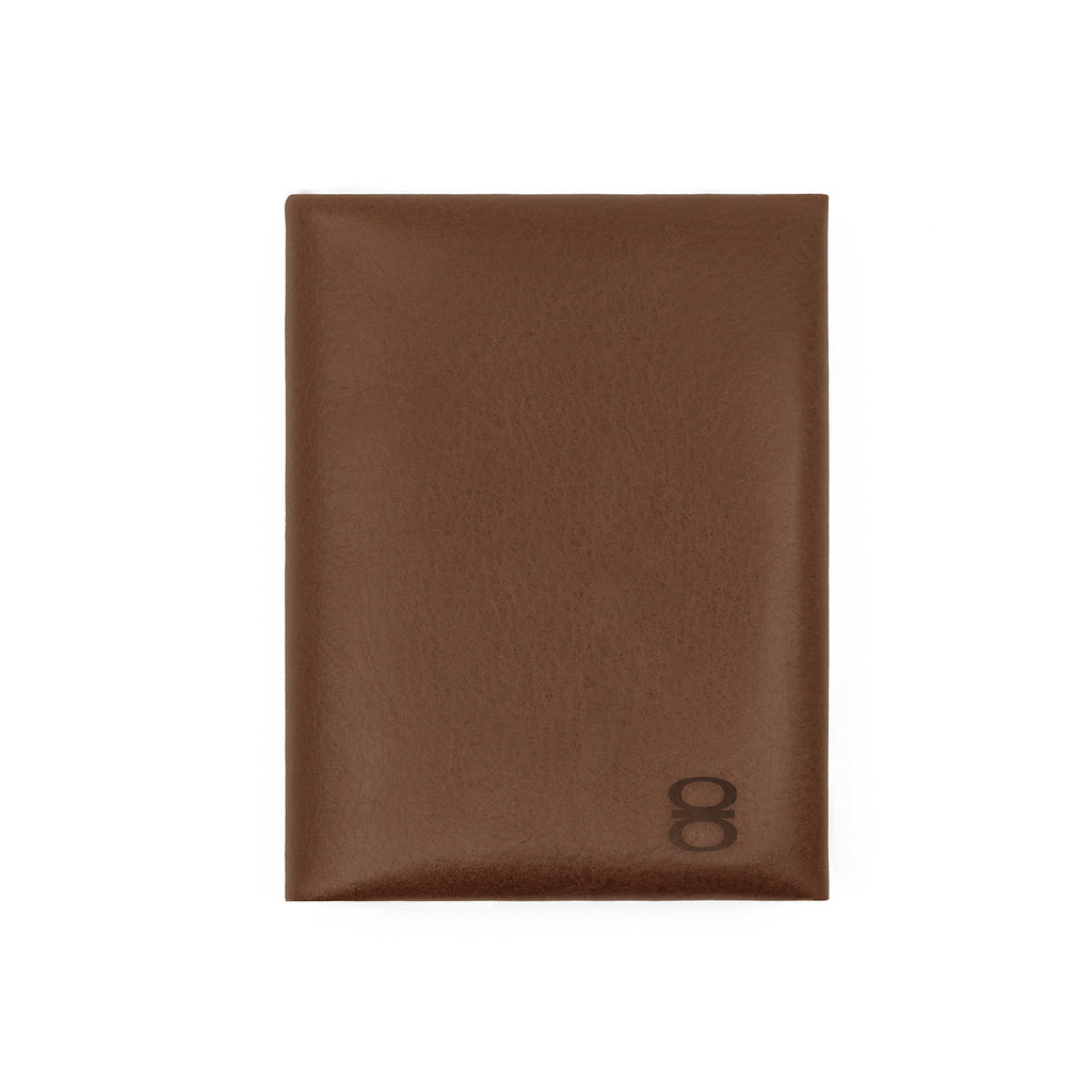 Draft8 brown foldable cardholder made of vegetable-tanned leather, front view with embossed logo
