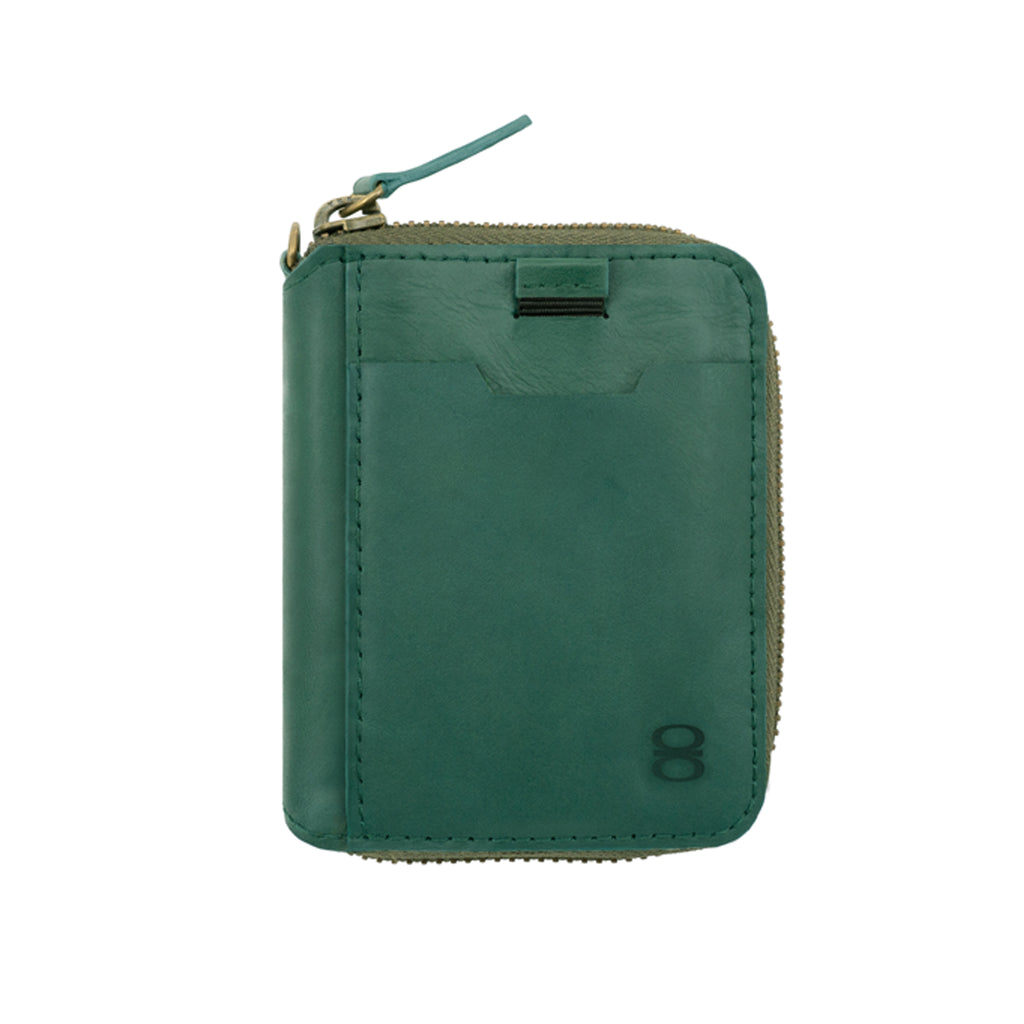 Draft-8 Spin green leather wallet, handmade from premium vegetable-tanned leather, featuring secure zipper closure and minimalist card compartments. Ideal for eco-conscious users seeking a practical and stylish accessory.
