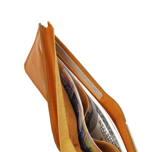 Camel wallet in vegetable-tanned leather with secret pocket, designed by Draft-8. Handcrafted accessory showcasing premium quality and sustainable materials.
